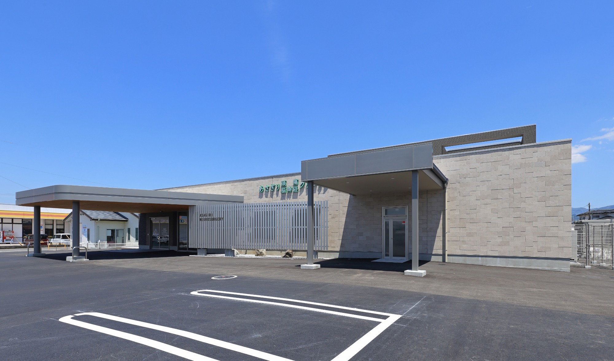 右手に見えるのは救急車専用の入り口です