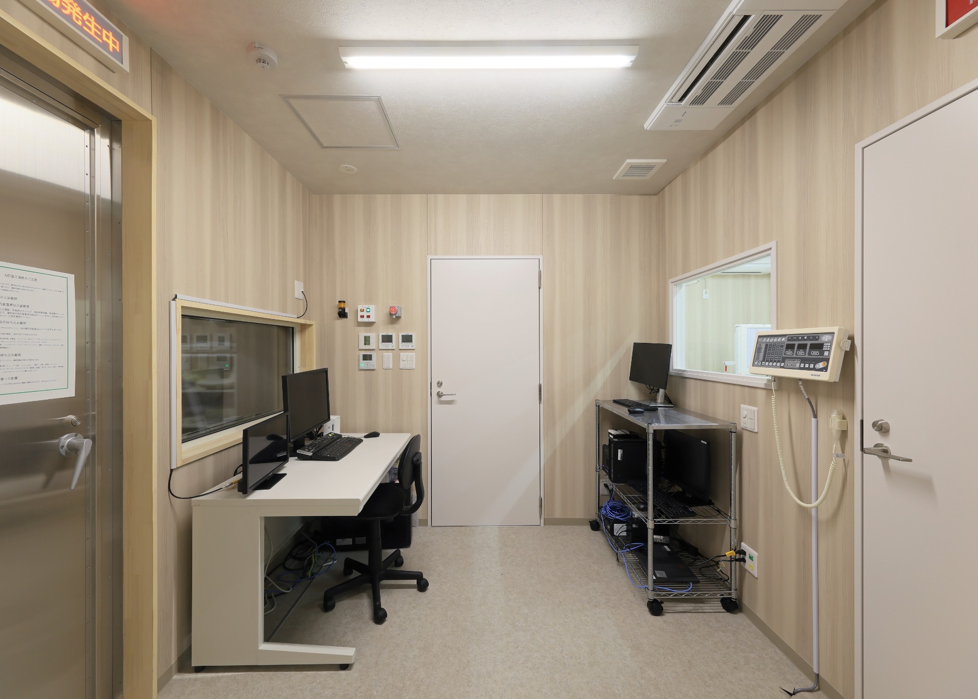 MRI、レントゲンの操作室です